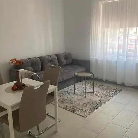 Madach Lakas דירה